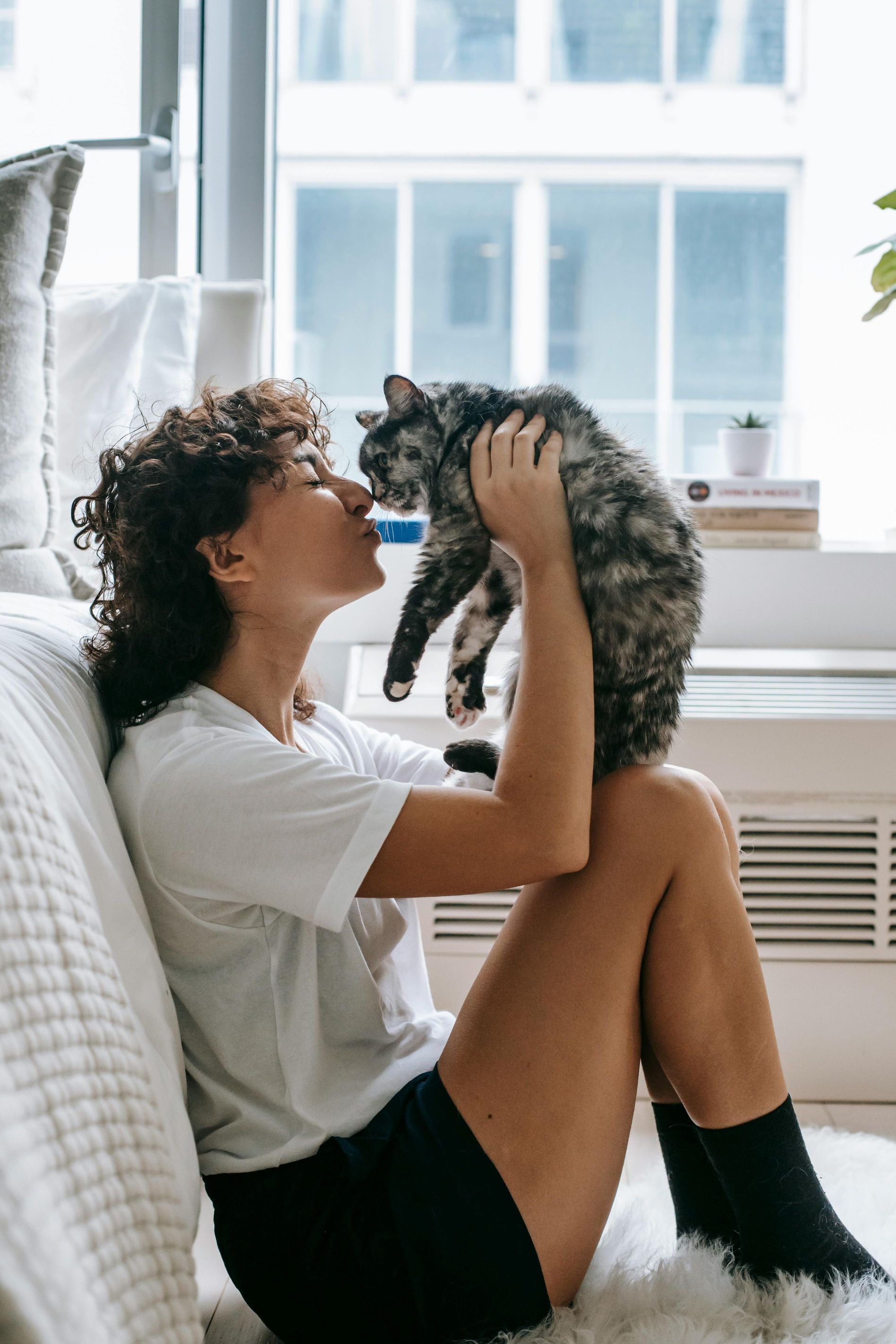 belle femme qui fait un bisou à son chat